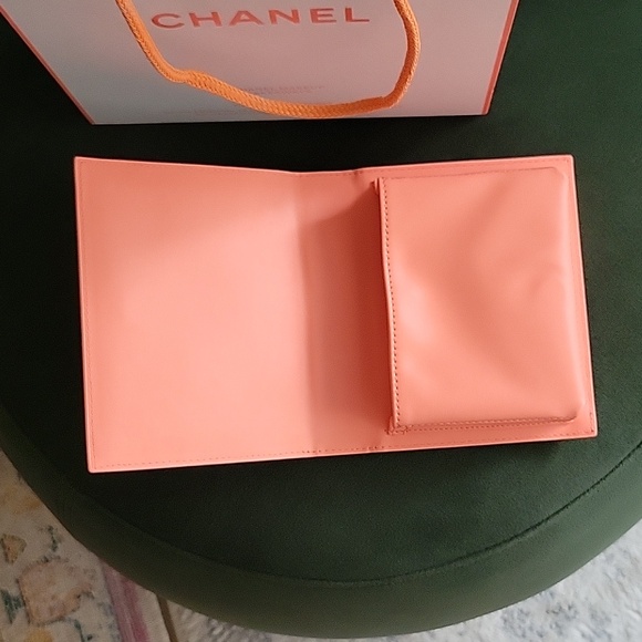 Chanel Makeup Takeaways The Nature Getaway Pouch - Picture 6 of 7